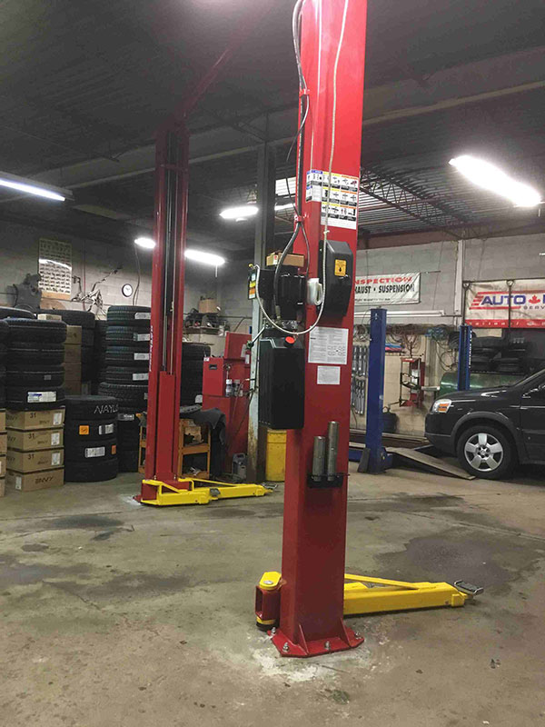 Hydraulic vehicle lift in workshop